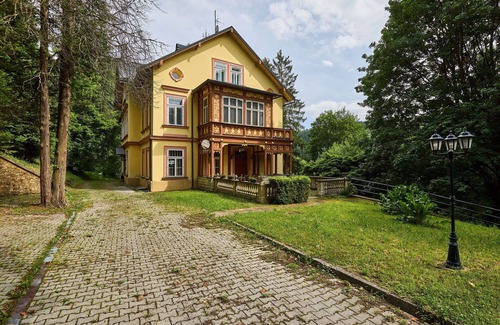 Janske Lazne Apartment | Cozy Apartment for 5 with WIFI, TV, and Convenient Parking