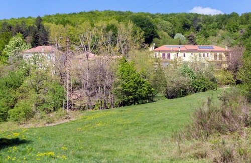 Albisola Superiore Apartment | Cozy Apartment with Ocean View, WIFI & Pet-Friendly Access