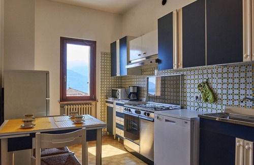 Dongo Apartment | Cozy Apartment for 5 with Balcony, WIFI & Lake View