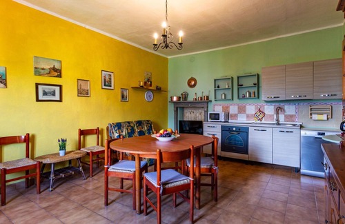 Dongo Apartment | Cosy apartment for 5 people with WIFI, TV, patio, pets allowed and parking