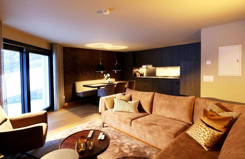 Saas-Fee Apartment | Spacious Apartment for 6 with WiFi, Kitchen & Balcony