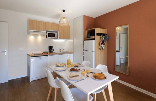 Behobie Apartment | Cozy Apartment for 6 with Pool, Terrace & Ocean Views