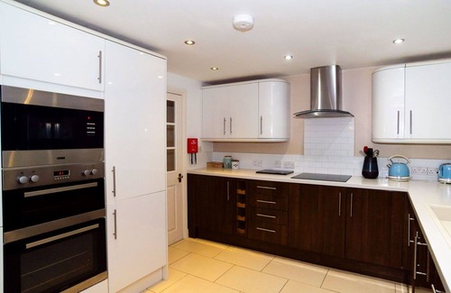 Pentewan Apartment | Cozy Apartment for 6 with Terrace, WIFI, and Pet Friendly