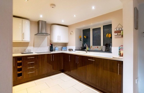 Pentewan Apartment | Cozy Apartment for 6 with Terrace, WIFI, and Pet Friendly