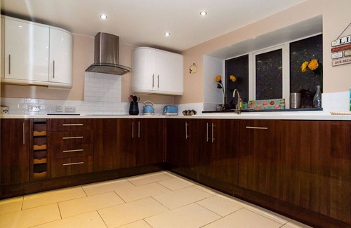 Pentewan Apartment | Cozy Apartment for 6 with Terrace, WIFI, and Pet Friendly