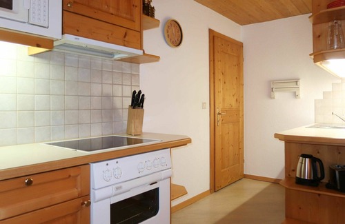 Kauns Apartment | Cozy Apartment for 6 with Balcony, Pets Welcome & Parking