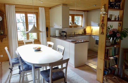 Lauenen Apartment | Cozy Apartment for 6 with WIFI, Pet-Friendly & Parking