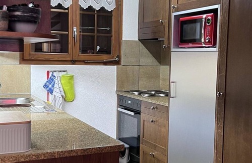 Saanen Apartment | Modern Apartment for 6 with Balcony, Pets Welcome & Parking