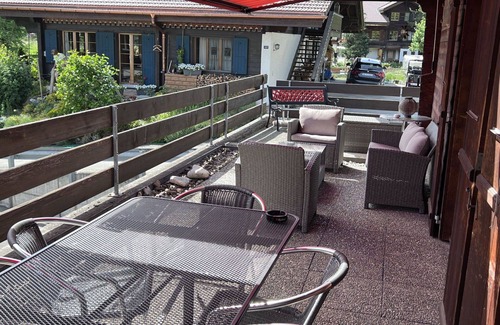 Saanen Apartment | Modern Apartment for 6 with Balcony, Pets Welcome & Parking