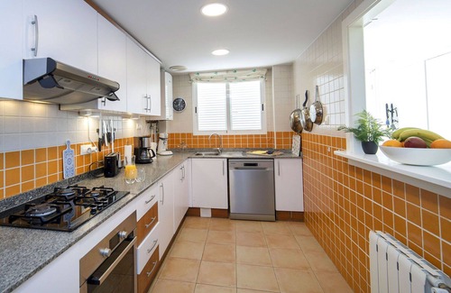 Altea la Vella Apartment | Ideal Apartment for 6 with Pool, Ocean View & WiFi
