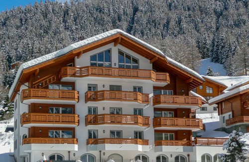 Leukerbad Apartment | Cozy Apartment for 7 with WIFI, Hot Tub & Parking