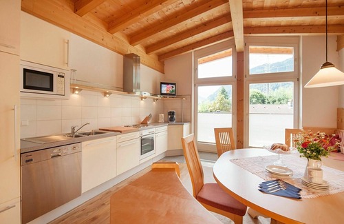 Zillertal Apartment | Spacious Apartment for 8 with Balcony, WiFi & Parking