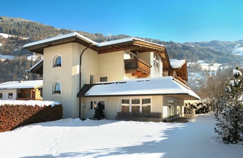 Zillertal Apartment | Spacious Apartment for 8 with Balcony, WiFi & Parking