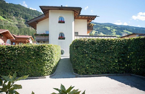 Zillertal Apartment | Spacious Apartment for 8 with Balcony, WiFi & Parking