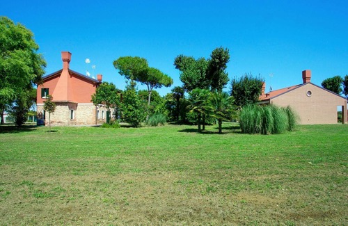 Cavallino-Treporti Apartment | Gather Your Friends in a Coastal Retreat with A/C & Patio