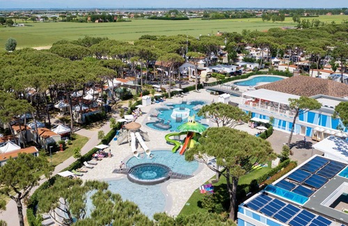 Cavallino-Treporti Apartment | Gather Your Friends in a Coastal Retreat with A/C & Patio