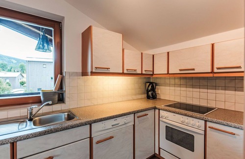 Goldegg Apartment | Cosy apartment for 8 people with pool, WIFI, TV, balcony, pets allowed and parking