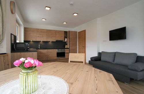 Hainzenberg Apartment | Cozy Apartment for 8 with Pets Allowed & Great Amenities