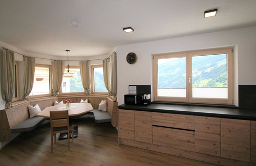 Hainzenberg Apartment | Cozy Apartment for 8 with Pets Allowed & Great Amenities