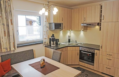 Plangeross Apartment | Cozy Apartment for 5 with Terrace and Pet-Friendly Perks