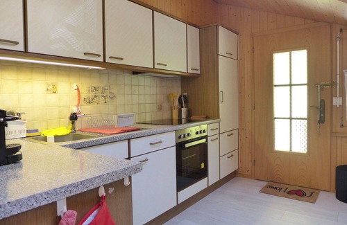 Hünibach Apartment | Cozy Apartment for 4 with Lake View and Balcony Access