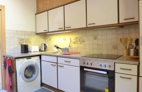Hünibach Apartment | Cozy Apartment for 4 with Lake View and Balcony Access