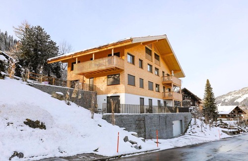 Zweisimmen Apartment | Ideal Apartment for 2 with Balcony, WIFI, and Parking