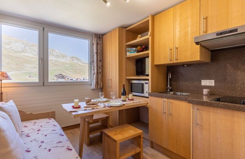Tignes Apartment | Cozy Apartment for 2 with WIFI, Kitchen, and Breakfast
