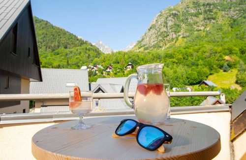 Saint-Colomban-des-Villards Apartment | Cosy apartment for 8 people with internet, TV, terrace, pets allowed and parking