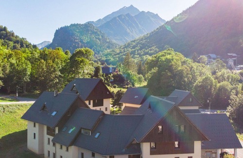 Saint-Colomban-des-Villards Apartment | Cosy apartment for 8 people with internet, TV, terrace, pets allowed and parking