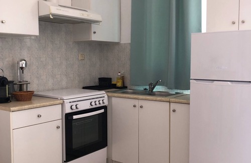 Glyfa House | Relaxing Apartment Steps from Glyfa Beach, Family-Friendly