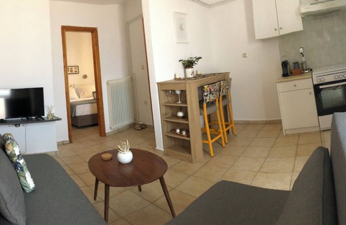 Glyfa House | Relaxing Apartment Steps from Glyfa Beach, Family-Friendly