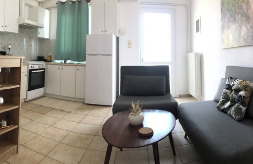 Glyfa House | Relaxing Apartment Steps from Glyfa Beach, Family-Friendly