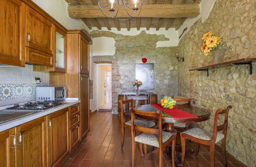 Monteriggioni Villa | Cozy Villa Apartment for 5 with Pool, Pets Welcome & WIFI