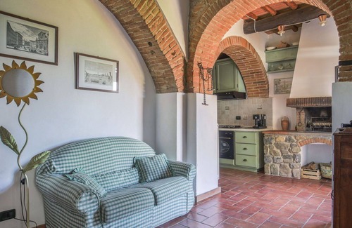 Montevarchi Villa | Cozy Villa Apartment for 4 with Pool, Pets Welcome & Parking