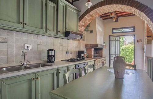 Montevarchi Villa | Cozy Villa Apartment for 4 with Pool, Pets Welcome & Parking