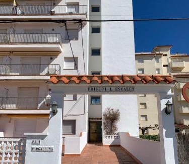 L'Escala Apartment | Cozy L'Escala Apartment Steps from Beautiful Riells Beach