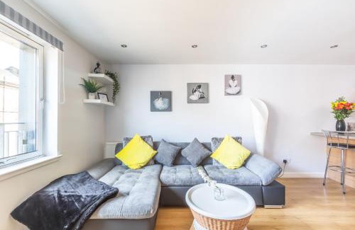 City Centre Glasgow Apartment | Inviting Apartment in Peaceful City Center with Parking