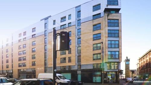 City Centre Glasgow Apartment | Inviting Apartment in Peaceful City Center with Parking