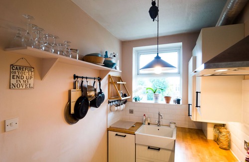Askew Apartment | Cozy Apartment in Shepherd's Bush with Accessible Kitchen