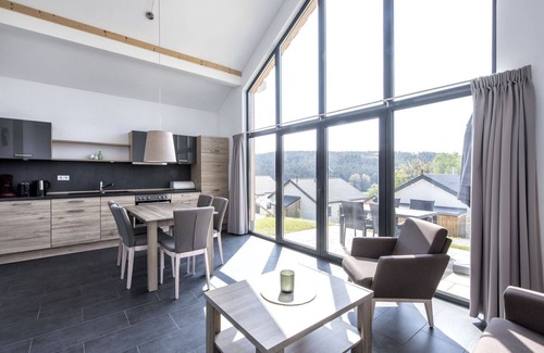 Mistelgau House | Inviting Villa Apartment for 4 with Terrace & Pet Friendly