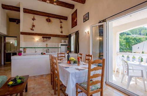 Bauduen Villa | Cozy Villa Apartment with Balcony, Pets Welcome & Lake View