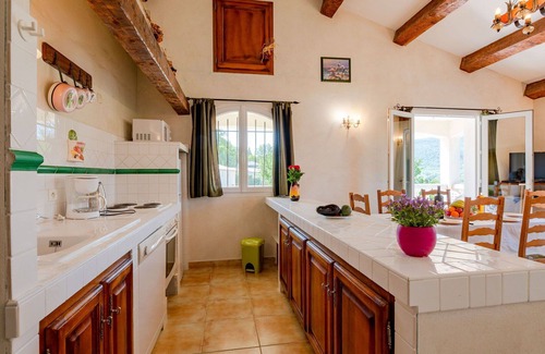 Bauduen Villa | Cozy Villa Apartment with Balcony, Pets Welcome & Lake View