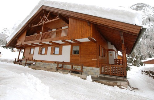 Penia House | Cozy Villa Apartment for 5 with WIFI, Terrace & Parking