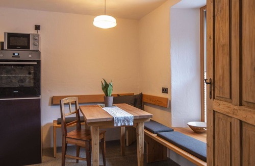 Kauns Villa | Cozy Villa Apartment for 3 with WIFI, Patio & Parking