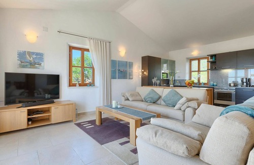 Bibali House | Cozy Villa Apartment for 6 with Pool & Ocean Views