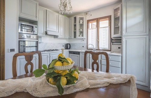 Seravezza Apartment | Relaxing Apartment for 6 with Ocean View and Hot Tub