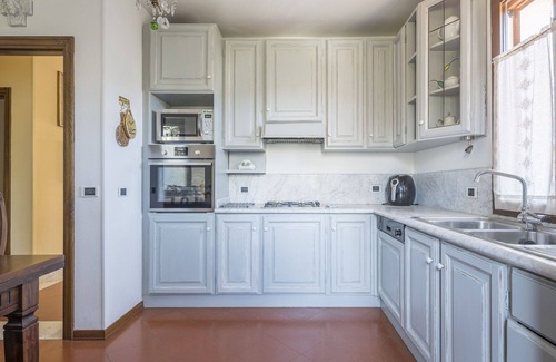 Seravezza Apartment | Relaxing Apartment for 6 with Ocean View and Hot Tub