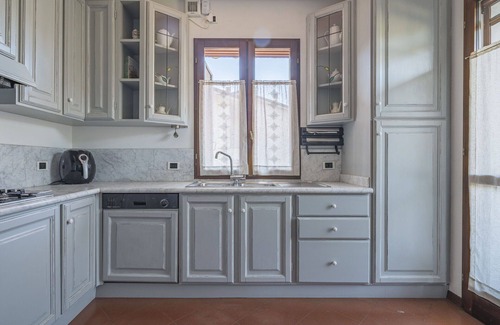 Seravezza Apartment | Relaxing Apartment for 6 with Ocean View and Hot Tub