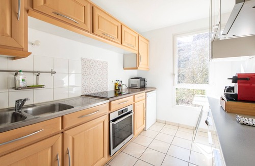 Le Kremlin-Bicetre Apartment | Cozy Apartment in Paris: Steps from Metro & Family-Friendly